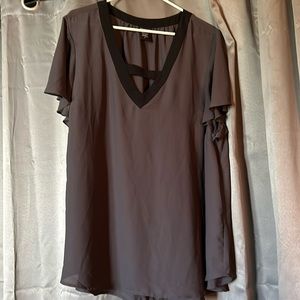 Torrid size 3 top,100% polyester, shoulder 17.5”, bust 24”, 31”long